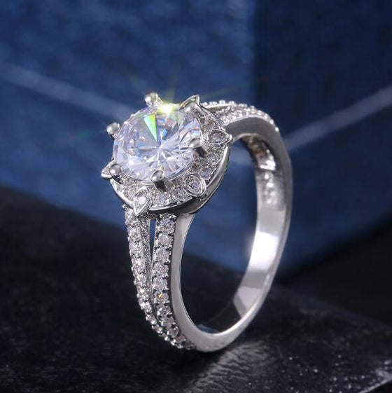 Vintage simple ladies zircon ring