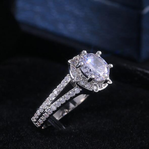 Vintage simple ladies zircon ring