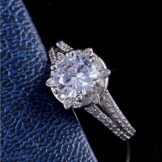 Vintage simple ladies zircon ring
