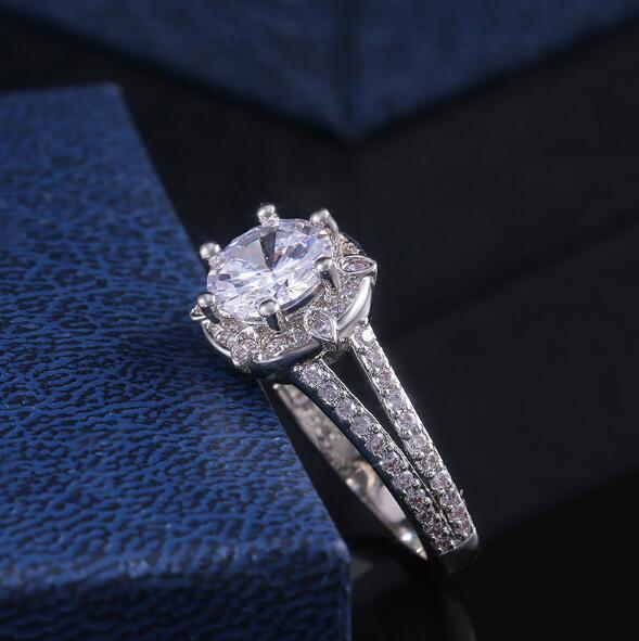 Vintage simple ladies zircon ring