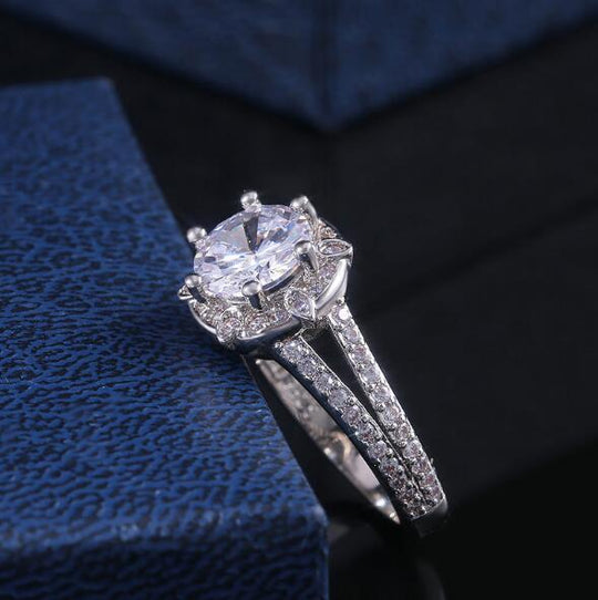 Vintage simple ladies zircon ring