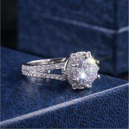 Vintage simple ladies zircon ring